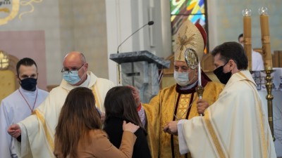 W niedzielę 28.02.2021 r. podczas Mszy Świętej o godz. 12.00 bp Edward Białogłowski udzielił Sakramentu Bierzmowania młodzieży z kl. VIII.  fot. Małgorzata Ryndak