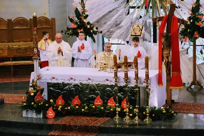 W sobotnie południe 67 naszych młodych parafian przyjęło sakrament bierzmowania. Po dwóch latach przygotowań wyrazili przed bpem Janem Wątrobą swoje pragnienie świadczenia o wierze i życia według jej zasad. Jako motto ich wzrostu w dojrzałości chrześcijańskiej Ksiądz Biskup zaproponował słowa św. Piotra: "Trzeba słuchać bardziej Boga niż ludzi".
Fot. Piotr Reszko i Katarzyna Franiszyn-Luciano