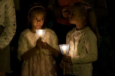 W piątek 13 września przeżywaliśmy uroczyste Nabożeństwo Fatimskie. Mszy Świętej przewodniczył ks. Jacek Pasela. Kazanie wygłosił ks. Michał Domasik. O godz. 18.40 zostały przedstawione prośby i podziękowania do Matki Bożej Fatimskiej, w intencji których sprawowana była także Msza Święta. Śpiewał chór z parafii pw. Św. Jadwigi Królowej pod dyrekcją Marcina Kaławaja. Po Mszy Świętej wyruszyła procesja z figurą Matki Bożej i relikwiami świętych Dzieci Fatimskich. Nabożeństwo zakończył Apel Jasnogórski. Dziękujemy parafii pw. Św. Jadwigi Królowej za przygotowanie liturgii oraz parafii pw. Michała Archanioła za prowadzenie modlitwy różańcowej. fot. Joanna Prasoł 