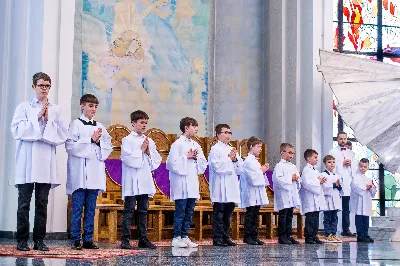 W IV Niedzielę Wielkiego Postu, podczas Mszy Świętej o godz. 12:00, ks. Krzysztof Gołąbek – proboszcz naszej Katedry, przyjął do grona Liturgicznej Służby Ołtarza dziesięciu nowych ministrantów! Po odpowiednim przygotowaniu, pod czujnym okiem ks. Pawła Wójcika oraz animatorów, chłopcy otrzymali stopień ministranta choralisty – po raz pierwszy założyli kołnierzyki i otrzymali legitymacje ministranckie. To wyjątkowy moment i ogromna radość dla naszej wspólnoty! 
Serdecznie gratulujemy chłopcom odwagi oraz życzymy wytrwałości w tej pięknej służbie przy Ołtarzu Pana Jezusa. 
Jeśli chcesz dołączyć do grona ministrantów – serdecznie zapraszamy! Zainteresowanych prosimy o kontakt z ks. Pawłem Wójcikiem.
 fot. Joanna Prasoł