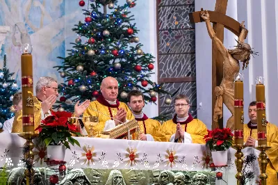 „Jak pasterze z Betlejem pójdźmy z pośpiechem oddać pokłon Nowonarodzonemu Zbawicielowi” – zachęcał bp Jan Wątroba na rozpoczęcie tradycyjnej „Pasterki” sprawowanej w rzeszowskiej katedrze. W uroczystej celebracji otwierającej okres Bożego Narodzenia uczestniczyli przedstawiciele księży, sióstr zakonnych oraz licznie przybyli diecezjanie i parafianie katedralni.
W wigilię uroczystości Bożego Narodzenia w rzeszowskiej katedrze została odprawiona tzw. Msza pasterzy, tradycyjnie zwana „Pasterką”, pod przewodnictwem Bp. Jana Wątroby, Biskupa Rzeszowskiego.
Celebracja rozpoczęła się kolędą „Wśród nocnej ciszy”, po której ks. Julian Wybraniec, wikariusz katedralny, zaśpiewał starożytną „Kalendę”, czyli fragment Martyrologium Rzymskiego mówiący o Narodzeniu Pańskim. Następnie ks. Krzysztof Gołąbek, proboszcz katedry, uroczyście złożył figurę Nowonarodzonego Jezusa w symbolicznej szopce.
W kazaniu Bp Jan Wątroba przypomniał historię i znaczenie teologiczne szopki. Nawiązując do 800. rocznicy zbudowania pierwszej szopki przez św. Franciszka z Asyżu we włoskiej miejscowości Greccio, kaznodzieja mówił: „Jego nauczanie przeniknęło do serc chrześcijan i pozostaje aż do naszych dni jako autentyczna forma zaproponowania na nowo piękna naszej wiary z prostotą (…) Dlaczego żłóbek wzbudza tyle zdziwienia i nas wzrusza? Przede wszystkim dlatego, że ukazuje czułość Boga. On, Stwórca wszechświata, uniża się do naszej małości. (…) W Jezusie Ojciec dał nam brata, który wychodzi, by nas szukać, kiedy jesteśmy zdezorientowani i zatracamy kierunek; wiernego przyjaciela, który jest zawsze blisko nas; dał nam swego Syna, który nam przebacza i podnosi nas z grzechu.”
Biskup Wątroba mówił, że tradycyjny żłóbek jest miejscem przekazywania wiary i doświadczenia Bożej miłości. „Począwszy od dzieciństwa, a następnie w każdym okresie życia uczy nas kontemplować Jezusa, odczuwać miłość Boga do nas, odczuwać i wierzyć, że Bóg jest z nami, a my jesteśmy Nim, wszyscy jako dzieci i bracia dzięki temu Dzieciątku, Synowi Boga i Dziewicy Maryi. I odczuwać, że na tym polega szczęście”.
Na zakończenie, kaznodzieja zachęcał do uważnego wpatrywania się w betlejemski żłóbek, w którym można odkryć kilka prawd o Bogu i o człowieku. To w nim, „Bóg uczy nas człowieczeństwa i zaprasza do udziału w boskiej naturze”, ale także prawdy, że „Bogu i człowiekowi dobrze jest być razem”. – podkreślał bp Wątroba.
Na zakończenie Eucharystii, ks. Krzysztof Gołąbek w imieniu parafii katedralnej złożył życzenia Księdzu Biskupowi oraz wszystkim przybyłym na uroczystość. 

Zdjęcia: Joanna Prasoł