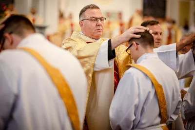 „Na swoje życie i swoje kapłaństwo trzeba popatrzeć w świetle Bożej miłości. Inaczej go nie pojmiemy ani my, ani ci, którzy będą na nas patrzeć” – mówił bp Jan Wątroba podczas Mszy św. z udzieleniem święceń prezbiteratu. 4 czerwca 2022 r. w kościele katedralnym jedenastu diakonów diecezji rzeszowskiej przyjęło sakrament kapłaństwa.
Do grona neoprezbiterów diecezji rzeszowskiej należą: ks. Sebastian Bełz z parafii w Nienadówce, ks. Krzysztof Lampart z parafii w Rudnej Wielkiej, ks. Mateusz Łachmanek z parafii w Lipinkach, ks. Karol Migut z parafii w Jasionce, ks. Marcin Murawski z parafii katedralnej w Rzeszowie, ks. Adrian Pazdan z parafii w Zagorzycach, ks. Tomasz Sienicki z parafii w Bieździedzy, ks. Dominik Świeboda z parafii w Palikówce, ks. Piotr Wąsacz z parafii bł. Władysława Findysza w Rzeszowie, ks. Mateusz Wojtuń z parafii w Święcanach oraz ks. Wiktor Zoła z parafii w Cieklinie.
Mszy św. przewodniczył i święceń udzielił bp Jan Wątroba. Eucharystię koncelebrowało około osiemdziesięciu księży, m.in: przełożeni Wyższego Seminarium Duchownego w Rzeszowie oraz proboszczowie i wikariusze z parafii rodzinnych neoprezbiterów. W Mszy św. uczestniczył abp Edward Nowak, bp Kazimierz Górny i bp Edward Białogłowski.
Zebranych w kościele katedralnym powitał ks. Krzysztof Gołąbek, proboszcz parafii.
W homilii bp Jan Wątroba nawiązał do słów z Ewangelii według św. Jana w których Chrystus tłumaczy co to znaczy być dobrym pasterzem. „Być kapłanem w Kościele Chrystusowym to znaczy mieć udział w Jego pasterskiej misji i stale upodabniać się do Dobrego Pasterza, który zna owce, karmi je, broni i jest gotów oddać życie dla ich dobra” – mówił hierarcha.
Po homilii odbył się obrzędy święceń: przyrzeczenie czci i posłuszeństwa Biskupowi Ordynariuszowi, Litania do Wszystkich Świętych podczas której kandydaci leżeli krzyżem, nałożenie rąk, modlitwa święceń oraz namaszczenie rąk krzyżmem i wręczenie chleba i wina. Podczas Liturgii Eucharystycznej nowo wyświęceni po raz pierwszy wyciągnęli dłonie nad chlebem i winem wypowiadając słowa konsekracji.
Na zakończenie Mszy św. ks. Tomasz Sienicki, podziękował w imieniu nowo wyświęconych wszystkim, którzy przyczynili się do przygotowania ich do kapłaństwa. Słowa wdzięczności, m.in. przełożonym Wyższego Seminarium Duchownego w Rzeszowie i rodzicom neoprezbiterów, wypowiedział bp Jan Wątroba. 
W drodze do zakrystii neoprezbiterzy zatrzymali się przy figurze Matki Bożej Fatimskiej zawierzając swoje kapłaństwo Matce Bożej.
W niedzielę, 5 czerwca, w Uroczystość Zesłania Ducha Świętego, neoprezbiterzy będą sprawować w swoich rodzinnych parafiach uroczyste Msze św. prymicyjne, a w najbliższych tygodniach otrzymają skierowania do parafii.

Fot. ks. Jakub Nagi oraz biala-wrona.pl
