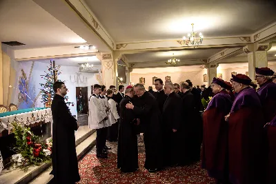 W liturgiczne święto św. Jana Apostoła i Ewangelisty, w katedrze rzeszowskiej duchowni i świeccy modlili się w intencji bp. Jana Wątroby. Eucharystię, której przewodniczył Solenizant, koncelebrowali: bp Kazimierz Górny, bp Edward Białogłowski oraz 56 księży.  fot. Dariusz Kamiński (https://fotografiarzeszow.com.pl)