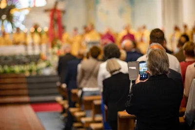 „Na swoje życie i swoje kapłaństwo trzeba popatrzeć w świetle Bożej miłości. Inaczej go nie pojmiemy ani my, ani ci, którzy będą na nas patrzeć” – mówił bp Jan Wątroba podczas Mszy św. z udzieleniem święceń prezbiteratu. 4 czerwca 2022 r. w kościele katedralnym jedenastu diakonów diecezji rzeszowskiej przyjęło sakrament kapłaństwa.
Do grona neoprezbiterów diecezji rzeszowskiej należą: ks. Sebastian Bełz z parafii w Nienadówce, ks. Krzysztof Lampart z parafii w Rudnej Wielkiej, ks. Mateusz Łachmanek z parafii w Lipinkach, ks. Karol Migut z parafii w Jasionce, ks. Marcin Murawski z parafii katedralnej w Rzeszowie, ks. Adrian Pazdan z parafii w Zagorzycach, ks. Tomasz Sienicki z parafii w Bieździedzy, ks. Dominik Świeboda z parafii w Palikówce, ks. Piotr Wąsacz z parafii bł. Władysława Findysza w Rzeszowie, ks. Mateusz Wojtuń z parafii w Święcanach oraz ks. Wiktor Zoła z parafii w Cieklinie.
Mszy św. przewodniczył i święceń udzielił bp Jan Wątroba. Eucharystię koncelebrowało około osiemdziesięciu księży, m.in: przełożeni Wyższego Seminarium Duchownego w Rzeszowie oraz proboszczowie i wikariusze z parafii rodzinnych neoprezbiterów. W Mszy św. uczestniczył abp Edward Nowak, bp Kazimierz Górny i bp Edward Białogłowski.
Zebranych w kościele katedralnym powitał ks. Krzysztof Gołąbek, proboszcz parafii.
W homilii bp Jan Wątroba nawiązał do słów z Ewangelii według św. Jana w których Chrystus tłumaczy co to znaczy być dobrym pasterzem. „Być kapłanem w Kościele Chrystusowym to znaczy mieć udział w Jego pasterskiej misji i stale upodabniać się do Dobrego Pasterza, który zna owce, karmi je, broni i jest gotów oddać życie dla ich dobra” – mówił hierarcha.
Po homilii odbył się obrzędy święceń: przyrzeczenie czci i posłuszeństwa Biskupowi Ordynariuszowi, Litania do Wszystkich Świętych podczas której kandydaci leżeli krzyżem, nałożenie rąk, modlitwa święceń oraz namaszczenie rąk krzyżmem i wręczenie chleba i wina. Podczas Liturgii Eucharystycznej nowo wyświęceni po raz pierwszy wyciągnęli dłonie nad chlebem i winem wypowiadając słowa konsekracji.
Na zakończenie Mszy św. ks. Tomasz Sienicki, podziękował w imieniu nowo wyświęconych wszystkim, którzy przyczynili się do przygotowania ich do kapłaństwa. Słowa wdzięczności, m.in. przełożonym Wyższego Seminarium Duchownego w Rzeszowie i rodzicom neoprezbiterów, wypowiedział bp Jan Wątroba. 
W drodze do zakrystii neoprezbiterzy zatrzymali się przy figurze Matki Bożej Fatimskiej zawierzając swoje kapłaństwo Matce Bożej.
W niedzielę, 5 czerwca, w Uroczystość Zesłania Ducha Świętego, neoprezbiterzy będą sprawować w swoich rodzinnych parafiach uroczyste Msze św. prymicyjne, a w najbliższych tygodniach otrzymają skierowania do parafii.

Fot. ks. Jakub Nagi oraz biala-wrona.pl
