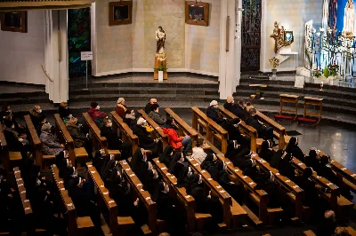 Mszy Świętej w święto Ofiarowania Pańskiego przewodniczył bp Jan Wątroba. W Eucharystii z okazji Dnia Życia Konsekrowanego uczestniczyli przedstawiciele sióstr i braci zakonnych, pustelnic, dziewic i wdów konsekrowanych oraz członków instytutów świeckich. Eucharystię koncelebrował ks. Stanisław Kamiński, wikariusz biskupi ds. zakonnych, a także 8 kapłanów. Homilię wygłosił bp Jan Wątroba. Śpiew podczas Mszy Świętej prowadziła Katedralna Schola Liturgiczna pod kierunkiem ks. Juliana Wybrańca przy akompaniamencie organowym Wiesława Siewierskiego. Fot. Paulina Lęcznar