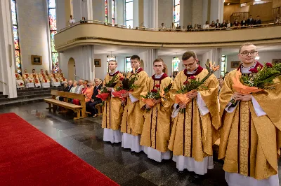 „Na swoje życie i swoje kapłaństwo trzeba popatrzeć w świetle Bożej miłości. Inaczej go nie pojmiemy ani my, ani ci, którzy będą na nas patrzeć” – mówił bp Jan Wątroba podczas Mszy św. z udzieleniem święceń prezbiteratu. 4 czerwca 2022 r. w kościele katedralnym jedenastu diakonów diecezji rzeszowskiej przyjęło sakrament kapłaństwa.
Do grona neoprezbiterów diecezji rzeszowskiej należą: ks. Sebastian Bełz z parafii w Nienadówce, ks. Krzysztof Lampart z parafii w Rudnej Wielkiej, ks. Mateusz Łachmanek z parafii w Lipinkach, ks. Karol Migut z parafii w Jasionce, ks. Marcin Murawski z parafii katedralnej w Rzeszowie, ks. Adrian Pazdan z parafii w Zagorzycach, ks. Tomasz Sienicki z parafii w Bieździedzy, ks. Dominik Świeboda z parafii w Palikówce, ks. Piotr Wąsacz z parafii bł. Władysława Findysza w Rzeszowie, ks. Mateusz Wojtuń z parafii w Święcanach oraz ks. Wiktor Zoła z parafii w Cieklinie.
Mszy św. przewodniczył i święceń udzielił bp Jan Wątroba. Eucharystię koncelebrowało około osiemdziesięciu księży, m.in: przełożeni Wyższego Seminarium Duchownego w Rzeszowie oraz proboszczowie i wikariusze z parafii rodzinnych neoprezbiterów. W Mszy św. uczestniczył abp Edward Nowak, bp Kazimierz Górny i bp Edward Białogłowski.
Zebranych w kościele katedralnym powitał ks. Krzysztof Gołąbek, proboszcz parafii.
W homilii bp Jan Wątroba nawiązał do słów z Ewangelii według św. Jana w których Chrystus tłumaczy co to znaczy być dobrym pasterzem. „Być kapłanem w Kościele Chrystusowym to znaczy mieć udział w Jego pasterskiej misji i stale upodabniać się do Dobrego Pasterza, który zna owce, karmi je, broni i jest gotów oddać życie dla ich dobra” – mówił hierarcha.
Po homilii odbył się obrzędy święceń: przyrzeczenie czci i posłuszeństwa Biskupowi Ordynariuszowi, Litania do Wszystkich Świętych podczas której kandydaci leżeli krzyżem, nałożenie rąk, modlitwa święceń oraz namaszczenie rąk krzyżmem i wręczenie chleba i wina. Podczas Liturgii Eucharystycznej nowo wyświęceni po raz pierwszy wyciągnęli dłonie nad chlebem i winem wypowiadając słowa konsekracji.
Na zakończenie Mszy św. ks. Tomasz Sienicki, podziękował w imieniu nowo wyświęconych wszystkim, którzy przyczynili się do przygotowania ich do kapłaństwa. Słowa wdzięczności, m.in. przełożonym Wyższego Seminarium Duchownego w Rzeszowie i rodzicom neoprezbiterów, wypowiedział bp Jan Wątroba. 
W drodze do zakrystii neoprezbiterzy zatrzymali się przy figurze Matki Bożej Fatimskiej zawierzając swoje kapłaństwo Matce Bożej.
W niedzielę, 5 czerwca, w Uroczystość Zesłania Ducha Świętego, neoprezbiterzy będą sprawować w swoich rodzinnych parafiach uroczyste Msze św. prymicyjne, a w najbliższych tygodniach otrzymają skierowania do parafii.

Fot. ks. Jakub Nagi oraz biala-wrona.pl
