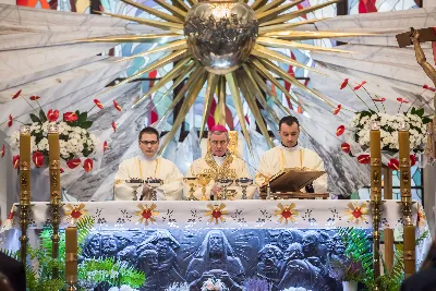 Uroczystość Chrystusa Króla to także święto Akcji Katolickiej i KSM-u. Centralnej uroczystości w Katedrze przewodniczył biskup diecezjalny Jan Wątroba. Eucharystię koncelebrowało 25 księży, wśród nich ks. Stanisław Potera – asystent diecezjalny AK i ks. Tomasz Ryczek – asystent diecezjalny KSM. Po wyznaniu wiary 88 młodych osób złożyło przyrzeczenie Katolickiego Stowarzyszenia Młodzieży. Obrzęd przyrzeczenia prowadził Paweł Grodzki – prezes KSM Diecezji Rzeszowskiej. Ceremonia zakończyła się odśpiewaniem hymnu KSM i zawołaniem: „Przez cnotę, naukę i pracę, służyć Bogu i Ojczyźnie, Gotów!”

Po Komunii św. bp Jan Wątroba, razem z ks. Stanisławem Poterą, wręczył nominacje 20 nowym prezesom oddziałów parafialnych Akcji Katolickiej. Krótkie przemówienia wypowiedzieli kolejno: Jeremi Kalkowski – prezes Zarządu Diecezjalnego Instytutu AK i Paweł Grodzki.

Po Komunii św. wszyscy zebrani uklękli przed Najświętszym Sakramentem. Biskup Ordynariusz odczytał Jubileuszowy Akt Przyjęcia Jezusa Chrystusa za Króla i Pana.

Po Mszy św. bp Jan Wątroba wręczył odznaki i legitymacje nowym członkom KSM.

fot. Fotografiarzeszow