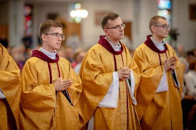 „Na swoje życie i swoje kapłaństwo trzeba popatrzeć w świetle Bożej miłości. Inaczej go nie pojmiemy ani my, ani ci, którzy będą na nas patrzeć” – mówił bp Jan Wątroba podczas Mszy św. z udzieleniem święceń prezbiteratu. 4 czerwca 2022 r. w kościele katedralnym jedenastu diakonów diecezji rzeszowskiej przyjęło sakrament kapłaństwa.
Do grona neoprezbiterów diecezji rzeszowskiej należą: ks. Sebastian Bełz z parafii w Nienadówce, ks. Krzysztof Lampart z parafii w Rudnej Wielkiej, ks. Mateusz Łachmanek z parafii w Lipinkach, ks. Karol Migut z parafii w Jasionce, ks. Marcin Murawski z parafii katedralnej w Rzeszowie, ks. Adrian Pazdan z parafii w Zagorzycach, ks. Tomasz Sienicki z parafii w Bieździedzy, ks. Dominik Świeboda z parafii w Palikówce, ks. Piotr Wąsacz z parafii bł. Władysława Findysza w Rzeszowie, ks. Mateusz Wojtuń z parafii w Święcanach oraz ks. Wiktor Zoła z parafii w Cieklinie.
Mszy św. przewodniczył i święceń udzielił bp Jan Wątroba. Eucharystię koncelebrowało około osiemdziesięciu księży, m.in: przełożeni Wyższego Seminarium Duchownego w Rzeszowie oraz proboszczowie i wikariusze z parafii rodzinnych neoprezbiterów. W Mszy św. uczestniczył abp Edward Nowak, bp Kazimierz Górny i bp Edward Białogłowski.
Zebranych w kościele katedralnym powitał ks. Krzysztof Gołąbek, proboszcz parafii.
W homilii bp Jan Wątroba nawiązał do słów z Ewangelii według św. Jana w których Chrystus tłumaczy co to znaczy być dobrym pasterzem. „Być kapłanem w Kościele Chrystusowym to znaczy mieć udział w Jego pasterskiej misji i stale upodabniać się do Dobrego Pasterza, który zna owce, karmi je, broni i jest gotów oddać życie dla ich dobra” – mówił hierarcha.
Po homilii odbył się obrzędy święceń: przyrzeczenie czci i posłuszeństwa Biskupowi Ordynariuszowi, Litania do Wszystkich Świętych podczas której kandydaci leżeli krzyżem, nałożenie rąk, modlitwa święceń oraz namaszczenie rąk krzyżmem i wręczenie chleba i wina. Podczas Liturgii Eucharystycznej nowo wyświęceni po raz pierwszy wyciągnęli dłonie nad chlebem i winem wypowiadając słowa konsekracji.
Na zakończenie Mszy św. ks. Tomasz Sienicki, podziękował w imieniu nowo wyświęconych wszystkim, którzy przyczynili się do przygotowania ich do kapłaństwa. Słowa wdzięczności, m.in. przełożonym Wyższego Seminarium Duchownego w Rzeszowie i rodzicom neoprezbiterów, wypowiedział bp Jan Wątroba. 
W drodze do zakrystii neoprezbiterzy zatrzymali się przy figurze Matki Bożej Fatimskiej zawierzając swoje kapłaństwo Matce Bożej.
W niedzielę, 5 czerwca, w Uroczystość Zesłania Ducha Świętego, neoprezbiterzy będą sprawować w swoich rodzinnych parafiach uroczyste Msze św. prymicyjne, a w najbliższych tygodniach otrzymają skierowania do parafii.

Fot. ks. Jakub Nagi oraz biala-wrona.pl
