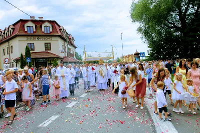 W czwartek w Uroczystość Najświętszego Ciała i Krwi Pańskiej (Boże Ciało) Msza Święta parafialna o godz. 12.00 była sprawowana na osiedlu Drabinianka na placu zieleni między ul. Graniczną i Zieloną. Dziękujemy parafianom za zaangażowanie i pomoc w przygotowaniu ołtarzy: - Ołtarz Mszy Świętej - Spółdzielnia Mieszkaniowa Metalowiec i mieszkańcy ul. Zielonej. - I ołtarz przy kapliczce Matki Bożej Fatimskiej – mieszkańcy bloku ul. Cicha 9. - II ołtarz przy Akademikach – mieszkańcy bloków ul. Cicha 3 i 7. - III ołtarz przed „Energetykiem” mieszkańcy bloku Kwiatkowskiego 5. - IV ołtarz obok bloków ul. Graniczna 4a i 4b – mieszkańcy tychże bloków.  fot. Andrzej Kotowicz