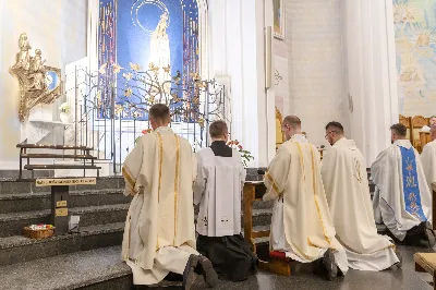 Wrześniowe nabożeństwo fatimskie, będące odpowiedzią na wezwanie Maryi do modlitwy i pokuty, odbyło się w ubiegły wtorek, 13 dnia miesiąca. Tym razem w Katedrze Rzeszowskiej zostało przygotowane przez parafie św. Michała Archanioła oraz św. Jadwigi Królowej.
Nabożeństwo rozpoczęło się odczytaniem próśb i podziękowań do Matki Bożej Fatimskiej, w intencji których następnie sprawowana była Msza Święta. Uroczystej, koncelebrowanej liturgii przewodniczył ks. Tomasz Gałuszka – wikariusz parafii św. Jadwigi.
Słowo Boże wygłosił ks. Grzegorz Kot – Diecezjalny Duszpasterz Trzeźwości i Osób Uzależnionych. Nawiązał do liturgii słowa z dnia, podkreślając trafne powiązanie z Tajemnicą Fatimską. „Niejedna matka dzisiaj płacze, jak owa kobieta z Nain, nad śmiercią swojego dziecka. Niejedna matka płacze, patrząc na pogubienie swojego dziecka – że życie mu nie wychodzi, że się poplątało, że nie chodzi do kościoła, nie modli się. Ową matką jest również Kościół, który płacze, kiedy się gubimy, kiedy w naszym sercu zaczyna kiełkować grzech i zaczynamy odchodzić. Trzeba nam stanąć w prawdzie i uderzyć się we własne piersi – i po to tu jesteśmy, aby modlitwą różańcową złożyć zadośćuczynienie za grzechy swoje i całego świata”.
„To nabożeństwo winno nas wprowadzać w osobistą retrospekcję, rachunek sumienia – czy oby jestem bratem dla brata? Bo może w moje serce wkradło się porównywanie, osądzanie, obmowa wobec tych, którzy się pogubili na drogach swojego życia” – mówił dalej ks. Grzegorz.
Kaznodzieja zachęcał do odpowiedzi na wołanie Matki Bożej w Fatimie i porzucenie obaw, strachu i niepewności. „Może nam się wydawać, gdyby Bóg na naszych oczach dotknął trumny, kogoś wskrzesił, byłoby nam łatwiej wierzyć. Nic bardziej mylnego. Wystarczy zerknąć na Łazarza i bogacza, wołającego: Ojcze Abrahamie, poślij kogoś z umarłych do żyjących, a na pewno uwierzą. Poślij kogoś. Bóg posyła Matkę do dzieci w Fatimie, a idąc dalej – posyła dzieci. O co prosi Matka Boża w Fatimie? O pokutę i różaniec. Trzecia Tajemnica Fatimska może przerażać, ale tych, co wierzą, nie powinna. Jeżeli w Twoim sercu jest wiara, nie stanie ci się krzywda”.
Po zakończonej liturgii Mszy Świętej wierni polecali swoje intencje w modlitwie różańcowej przy figurze Matki Bożej Fatimskiej. Modlitwę prowadzili ks. Rafał Kłos (wikariusz parafii św. Michała Archanioła) oraz diakoni. Ze względu na trwający remont schodów zrezygnowano z procesji. Nabożeństwo zakończono odśpiewaniem Apelu Jasnogórskiego o godz. 21.00. Następnie jeszcze przez godziną trwała indywidualna adoracja Najświętszego Sakramentu.
Posługę muzyczną podjął chór Michael z parafii św. Michała Archanioła w Rzeszowie oraz orkiestra dęta prowadzona przez p. Tadeusza Cielaka. Obecne były także poczty sztandarowe, przedstawiciele Rycerzy Kolumba i Bractwa św. Michała Archanioła.
Ostatnie w tym roku nabożeństwo fatimskie odbędzie się 13 października. W Katedrze Rzeszowskiej będzie prowadzone przez Wyższe Seminarium Duchowne w Rzeszowie.

fot. Joanna Prasoł 