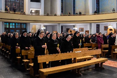 „Nasza wdzięczność jest szczególna wobec osób konsekrowanych za ich czytelne świadectwo wiary i za to, że żyjąc wiarą na co dzień ukazują chrystusowy styl życia” – mówił biskup Jan Wątroba podczas Mszy św. w katedrze rzeszowskiej w święto Ofiarowania Pańskiego. W Eucharystii, z okazji swojego święta patronalnego, uczestniczyły osoby konsekrowane posługujące w diecezji rzeszowskiej.
Mszy św. w katedrze rzeszowskiej przewodniczył bp Jan Wątroba, który modlił się w intencji osób konsekrowanych, przeżywających w święto Ofiarowania Pańskiego (02.02.) swoje święto patronalne. Eucharystię koncelebrował ks. Stanisław Kamiński, wikariusz biskupi ds. zakonnych, a także 9 kapłanów.
Na początku Mszy św. ks. Stanisław Kamiński powitał zebranych i wprowadził w przeżywaną liturgię. Następnie odbył się obrzęd błogosławieństwa świec i procesja z dolnego kościoła do głównej części katedry rzeszowskiej
Homilię wygłosił bp Jan Wątroba, który w pierwszej części, odnosząc się do przeżywanego święta, nawiązał do postawy Matki Najświętszej i św. Józefa. „Maryja uczy nas, że wierność Bogu oznacza wypełnianie prawa Bożego. Ona wypełniła wszystko bez wyjątku. Choć sama nie potrzebowała oczyszczenia, pozostała jednak posłuszna prawu. Skromna, prosta, uboga kobieta, poddana Bogu. W postawie Maryi i Józefa można dostrzec piękną lekcję dla rodziców i wychowawców. Rodzice powinni przedstawiać, czyli zawierzać swoje dzieci Panu Bogu. To jest gest wdzięczności wobec Stwórcy, a także znak wielkiej pokory wobec niełatwej misji rodzicielskiej i wychowawczej. Pełny rozwój człowieka dokonuje się dzięki Bożej łasce, a rodzice powinni się czuć narzędziem Bożej łaski, dlatego powinni często błogosławić swoje dzieci, modlić się za nie i z nimi oraz wciąż na nowo zawierzać je Panu Bogu” – mówił bp Wątroba.
Biskup Rzeszowski odnosząc się do obchodzonego Dnia życia konsekrowanego powiedział: „Trzy elementy wspólnoty: słowo, wierność i otwarcie na Ducha Świętego stanowią istotę życia każdej osoby konsekrowanej. Rozważać słowo Boże, trwać wiernie na modlitwie i być otwartym na to, co Duch Święty chce nam powiedzieć, to wypełnić powołanie do życia konsekrowanego, a jednocześnie wyznać wiarę w Kościół Chrystusowy. Nasza wdzięczność jest szczególna wobec osób konsekrowanych za ich czytelne świadectwo wiary i za to, że żyjąc wiarą na co dzień ukazują chrystusowy styl życia. Towarzyszą nam przez swoją pełną zatroskania miłosierną obecność, ale także przez milczącą obecność przepełnioną modlitwą w intencjach Kościoła, świata, a także poszczególnych osób i wspólnot”.
Po homilii osoby konsekrowane zgromadzone w katedrze odnowiły swoje przyrzeczenia.
Na zakończenie liturgii s. Agata Jakieła CSFN, referentka diecezjalna ds. życia konsekrowanego, podziękowała bp. Janowi Wątrobie za przewodniczenie liturgii i modlitwę w intencji osób życia konsekrowanego.
W Eucharystii w rzeszowskiej katedrze uczestniczyło prawie 100 osób życia konsekrowanego, a pośród nich ojcowie i bracia zakonni, siostry zakonne, wdowy i dziewice konsekrowane oraz członkowie instytutów świeckich. Śpiewy podczas liturgii wykonała Katedralna Schola Liturgiczna pod dyrekcją ks. Juliana Wybrańca, a przy organach zasiadł katedralny organista – Wiesław Siewierski. 

fot. Jola Warchoł