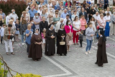 W piątek (11 czerwca) obchodziliśmy Uroczystość Najświętszego Serca Pana Jezusa - nasz odpust parafialny. Dziękujemy za tak liczny udział! Kazania odpustowe wygłosił ks. dziekan Krzysztof Szopa, proboszcz parafii Osobnica, były wikariusz naszej parafii. O godz. 18.00 uroczystej Mszy Świętej przewodniczył bp Jan Ozgi z Kamerunu (wikariusz katedralny w latach 1981-1985). Podczas Mszy Świętej zaśpiewał Katedralny Chór Chłopięco-Męski Pueri Cantores Resovienses i zagrała orkiestra dęta.  fot. Joanna Prasoł