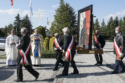 Obraz Matki Bożej Robotników Solidarności gościł w naszej Katedrze 26 i 27 kwietnia, a następnie został przekazany do parafii Przemienienia Pańskiego w Ropczycach. Peregrynacja obrazu Matki Bożej Robotników Solidarności i relikwii bł. ks. Jerzego Popiełuszki trwała w diecezji rzeszowskiej do 17 września 2020 r. fot. Joanna Prasoł 