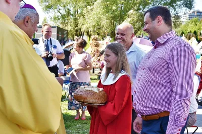 30 sierpnia 2020 r. do Parku Papieskiego w Rzeszowie na diecezjalne dożynki przyjechało 49 delegacji z dożynkowymi wieńcami.  Już o godz. 11.00 plac przed znajdującą się w Parku Papieskim sceną wypełniły delegacje z parafii diecezji rzeszowskiej. W sumie zarejestrowano 49 delegacje. Tegoroczną obsługę dożynek, w tym przygotowanie liturgii, zapewnili wierni i duszpasterze z dekanatu Sokołów Małopolski. O godz. 11.30 prof. Kazimierz Ożóg, mieszkaniec Górna, zaprezentował kilka myśli na temat chleba i godności pracy rolnika. Na scenie wystąpił zespół „Młody Duch i Przyjaciele” kierowany przez Dariusza Kosaka. Przed rozpoczęciem Mszy św. ks. Jerzy Uchman, diecezjalny duszpasterz rolników, przywitał przybyłych do Rzeszowa rolników, ogrodników, sadowników i pszczelarzy, wśród nich starostów dożynek Jerzego i Zofię Bednarzów z Kamienia, a także obecnych na Mszy św. parlamentarzystów, władze państwowe i samorządowe, służby mundurowe oraz poczty sztandarowe. Mszy św. przewodniczył bp Edward Białogłowski. W koncelebrze uczestniczył bp Kazimierz Górny oraz czternastu księży. W długiej procesji z darami do ołtarza podeszły delegacje wszystkich obecnych parafii przynosząc chleby i owoce. Dary te zostały przekazane Rzeszowskiemu Towarzystwu Pomocy im. św. Brata Alberta. Na zakończenie liturgii bp Białogłowski pobłogosławił przyniesione płody ziemi oraz ziarno na zasiew. Po błogosławieństwie poszczególne delegacje, przedstawiane przez ks. Jana Szczupaka, wikariusza biskupiego ds. społecznych, prezentowały swoje wieńce.  fot. ks. Tomasz Nowak