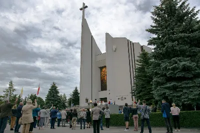 W poniedziałek 13 lipca przeżywaliśmy uroczyste Nabożeństwo Fatimskie. Naszym modlitwom przewodniczył o. Sebastian Chmiel, misjonarz kombonianin. O godz. 18.40 zostały przedstawione prośby i podziękowania do Matki Bożej Fatimskiej, w intencji których sprawowana była także Msza Święta. Po Mszy Świętej wyruszyła procesja z figurą Matki Bożej. Nabożeństwo zakończył Apel Jasnogórski. fot. Joanna Prasoł