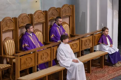 W środę popielcową (22.02.) biskup Jan Wątroba odprawił w katedrze rzeszowskiej Mszę Świętą na rozpoczęcie Wielkiego Postu. Homilię wygłosił ks. Sławomir Jeziorski, który prowadzi rekolekcje wielkopostne w parafii katedralnej. Podczas Eucharystii odbył się obrzęd posypania głów popiołem. Śpiew podczas liturgii prowadziła Katedralna Schola Liturgiczna. Liturgia była transmitowana przez Radio VIA.
fot. Joanna Prasoł