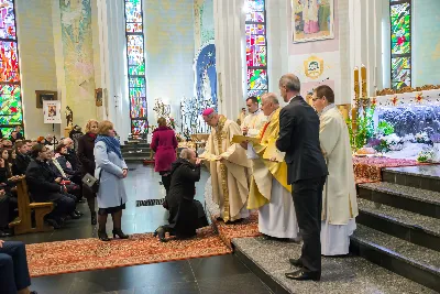 Uroczystość Chrystusa Króla to także święto Akcji Katolickiej i KSM-u. Centralnej uroczystości w Katedrze przewodniczył biskup diecezjalny Jan Wątroba. Eucharystię koncelebrowało 25 księży, wśród nich ks. Stanisław Potera – asystent diecezjalny AK i ks. Tomasz Ryczek – asystent diecezjalny KSM. Po wyznaniu wiary 88 młodych osób złożyło przyrzeczenie Katolickiego Stowarzyszenia Młodzieży. Obrzęd przyrzeczenia prowadził Paweł Grodzki – prezes KSM Diecezji Rzeszowskiej. Ceremonia zakończyła się odśpiewaniem hymnu KSM i zawołaniem: „Przez cnotę, naukę i pracę, służyć Bogu i Ojczyźnie, Gotów!”

Po Komunii św. bp Jan Wątroba, razem z ks. Stanisławem Poterą, wręczył nominacje 20 nowym prezesom oddziałów parafialnych Akcji Katolickiej. Krótkie przemówienia wypowiedzieli kolejno: Jeremi Kalkowski – prezes Zarządu Diecezjalnego Instytutu AK i Paweł Grodzki.

Po Komunii św. wszyscy zebrani uklękli przed Najświętszym Sakramentem. Biskup Ordynariusz odczytał Jubileuszowy Akt Przyjęcia Jezusa Chrystusa za Króla i Pana.

Po Mszy św. bp Jan Wątroba wręczył odznaki i legitymacje nowym członkom KSM.

fot. Fotografiarzeszow