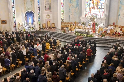 W Niedzielę Wielkanocną Mszy Świętej z procesją rezurekcyjną przewodniczył bp Edward Białogłowski.
fot. Joanna Prasoł