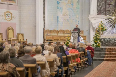 "Gwiazdo śliczna, wspaniała, o fatimska Maryja! Do Ciebie się uciekamy, o Maryjo, Maryjo!" Słowami tej pieśni licznie zgromadzeni w katedralnej świątyni wierni rozpoczęli kolejne w tym roku uroczyste nabożeństwo fatimskie. Wrześniowej modlitwie przewodniczyła parafia pw. Św. Michała Archanioła w Rzeszowie. Wielu parafian przybyło do Katedry w pieszej pielgrzymce pod przewodnictwem księdza Czesława Matuły. Przed Mszą Świętą, przy figurze Pani Fatimskiej, dk. Marcin Murawski odczytał liczne prośby i podziękowania do Matki Bożej. Uroczystej Eucharystii przewodniczył oraz Słowo Boże wygłosił proboszcz parafii pw. Św. Michała Archanioła w Rzeszowie - ks. Michał Bator. Kaznodzieja ukazał wartość i moc modlitwy. Za wzór postawił setnika, który spotyka się z czułym Jezusem. Tak jak Bóg znał potrzeby setnika, tak samo zna i nasze potrzeby i problemy. Jednak, jak przypomniał ks. Michał, każdy z nas musi przyjąć postawę setnika: uznać swój grzech i swoją niemoc. Wtedy Bóg będzie mógł działać w naszym życiu. W dalszej części homilii kaznodzieja przypomniał sylwetkę błogosławionej matki Elżbiety Czackiej, będącej dla nas wzorem cierpliwości i oczekiwania. Potrzebujemy czasu, aby łaska Boża przemieniła nasze serce – przypomniał kaznodzieja. Ta cierpliwość pomaga odkrywać Boży plan na nasze życie. Po zakończeniu Eucharystii wszyscy zgromadzeni wyruszyli w procesji różańcowej z figurą Matki Bożej Fatimskiej oraz relikwiami błogosławionych Hiacynty i Franciszka. Wierni prosili, aby Boże słowo wypełniało się w ich codzienności. Tej części nabożeństwa przewodniczył ks. Jakub Oczkowicz wraz z przedstawicielami parafii pw. Św. Michała Archanioła. Wspólną modlitwę zakończyło odśpiewanie Apelu Jasnogórskiego oraz adoracja Najświętszego Sakramentu. Na koniec ks. Krzysztof Gołąbek – proboszcz Katedry, dziękując wszystkim za obecność i wspólne czuwanie przy Matce Bożej, zaprosił na ostatnie w tym roku, październikowe nabożeństwo fatimskie.  fot. Małgorzata Ryndak