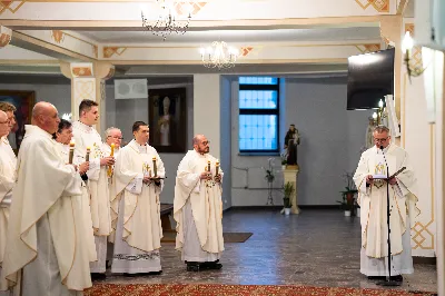 „Nasza wdzięczność jest szczególna wobec osób konsekrowanych za ich czytelne świadectwo wiary i za to, że żyjąc wiarą na co dzień ukazują chrystusowy styl życia” – mówił biskup Jan Wątroba podczas Mszy św. w katedrze rzeszowskiej w święto Ofiarowania Pańskiego. W Eucharystii, z okazji swojego święta patronalnego, uczestniczyły osoby konsekrowane posługujące w diecezji rzeszowskiej.
Mszy św. w katedrze rzeszowskiej przewodniczył bp Jan Wątroba, który modlił się w intencji osób konsekrowanych, przeżywających w święto Ofiarowania Pańskiego (02.02.) swoje święto patronalne. Eucharystię koncelebrował ks. Stanisław Kamiński, wikariusz biskupi ds. zakonnych, a także 9 kapłanów.
Na początku Mszy św. ks. Stanisław Kamiński powitał zebranych i wprowadził w przeżywaną liturgię. Następnie odbył się obrzęd błogosławieństwa świec i procesja z dolnego kościoła do głównej części katedry rzeszowskiej
Homilię wygłosił bp Jan Wątroba, który w pierwszej części, odnosząc się do przeżywanego święta, nawiązał do postawy Matki Najświętszej i św. Józefa. „Maryja uczy nas, że wierność Bogu oznacza wypełnianie prawa Bożego. Ona wypełniła wszystko bez wyjątku. Choć sama nie potrzebowała oczyszczenia, pozostała jednak posłuszna prawu. Skromna, prosta, uboga kobieta, poddana Bogu. W postawie Maryi i Józefa można dostrzec piękną lekcję dla rodziców i wychowawców. Rodzice powinni przedstawiać, czyli zawierzać swoje dzieci Panu Bogu. To jest gest wdzięczności wobec Stwórcy, a także znak wielkiej pokory wobec niełatwej misji rodzicielskiej i wychowawczej. Pełny rozwój człowieka dokonuje się dzięki Bożej łasce, a rodzice powinni się czuć narzędziem Bożej łaski, dlatego powinni często błogosławić swoje dzieci, modlić się za nie i z nimi oraz wciąż na nowo zawierzać je Panu Bogu” – mówił bp Wątroba.
Biskup Rzeszowski odnosząc się do obchodzonego Dnia życia konsekrowanego powiedział: „Trzy elementy wspólnoty: słowo, wierność i otwarcie na Ducha Świętego stanowią istotę życia każdej osoby konsekrowanej. Rozważać słowo Boże, trwać wiernie na modlitwie i być otwartym na to, co Duch Święty chce nam powiedzieć, to wypełnić powołanie do życia konsekrowanego, a jednocześnie wyznać wiarę w Kościół Chrystusowy. Nasza wdzięczność jest szczególna wobec osób konsekrowanych za ich czytelne świadectwo wiary i za to, że żyjąc wiarą na co dzień ukazują chrystusowy styl życia. Towarzyszą nam przez swoją pełną zatroskania miłosierną obecność, ale także przez milczącą obecność przepełnioną modlitwą w intencjach Kościoła, świata, a także poszczególnych osób i wspólnot”.
Po homilii osoby konsekrowane zgromadzone w katedrze odnowiły swoje przyrzeczenia.
Na zakończenie liturgii s. Agata Jakieła CSFN, referentka diecezjalna ds. życia konsekrowanego, podziękowała bp. Janowi Wątrobie za przewodniczenie liturgii i modlitwę w intencji osób życia konsekrowanego.
W Eucharystii w rzeszowskiej katedrze uczestniczyło prawie 100 osób życia konsekrowanego, a pośród nich ojcowie i bracia zakonni, siostry zakonne, wdowy i dziewice konsekrowane oraz członkowie instytutów świeckich. Śpiewy podczas liturgii wykonała Katedralna Schola Liturgiczna pod dyrekcją ks. Juliana Wybrańca, a przy organach zasiadł katedralny organista – Wiesław Siewierski. 

fot. Jola Warchoł