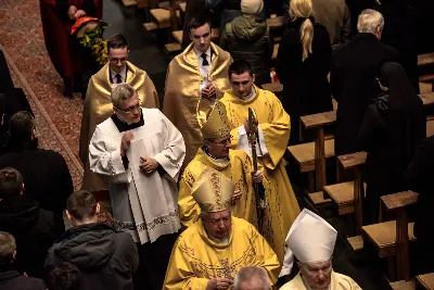 W liturgiczne święto św. Jana Apostoła i Ewangelisty, w katedrze rzeszowskiej duchowni i świeccy modlili się w intencji bp. Jana Wątroby. Eucharystię, której przewodniczył Solenizant, koncelebrowali: bp Kazimierz Górny, bp Edward Białogłowski oraz 56 księży.  fot. Dariusz Kamiński (https://fotografiarzeszow.com.pl)