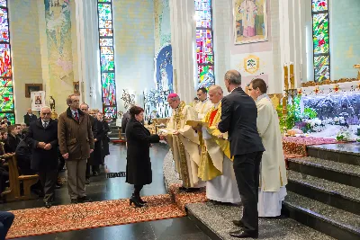 Uroczystość Chrystusa Króla to także święto Akcji Katolickiej i KSM-u. Centralnej uroczystości w Katedrze przewodniczył biskup diecezjalny Jan Wątroba. Eucharystię koncelebrowało 25 księży, wśród nich ks. Stanisław Potera – asystent diecezjalny AK i ks. Tomasz Ryczek – asystent diecezjalny KSM. Po wyznaniu wiary 88 młodych osób złożyło przyrzeczenie Katolickiego Stowarzyszenia Młodzieży. Obrzęd przyrzeczenia prowadził Paweł Grodzki – prezes KSM Diecezji Rzeszowskiej. Ceremonia zakończyła się odśpiewaniem hymnu KSM i zawołaniem: „Przez cnotę, naukę i pracę, służyć Bogu i Ojczyźnie, Gotów!”

Po Komunii św. bp Jan Wątroba, razem z ks. Stanisławem Poterą, wręczył nominacje 20 nowym prezesom oddziałów parafialnych Akcji Katolickiej. Krótkie przemówienia wypowiedzieli kolejno: Jeremi Kalkowski – prezes Zarządu Diecezjalnego Instytutu AK i Paweł Grodzki.

Po Komunii św. wszyscy zebrani uklękli przed Najświętszym Sakramentem. Biskup Ordynariusz odczytał Jubileuszowy Akt Przyjęcia Jezusa Chrystusa za Króla i Pana.

Po Mszy św. bp Jan Wątroba wręczył odznaki i legitymacje nowym członkom KSM.

fot. Fotografiarzeszow