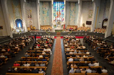 „Na swoje życie i swoje kapłaństwo trzeba popatrzeć w świetle Bożej miłości. Inaczej go nie pojmiemy ani my, ani ci, którzy będą na nas patrzeć” – mówił bp Jan Wątroba podczas Mszy św. z udzieleniem święceń prezbiteratu. 4 czerwca 2022 r. w kościele katedralnym jedenastu diakonów diecezji rzeszowskiej przyjęło sakrament kapłaństwa.
Do grona neoprezbiterów diecezji rzeszowskiej należą: ks. Sebastian Bełz z parafii w Nienadówce, ks. Krzysztof Lampart z parafii w Rudnej Wielkiej, ks. Mateusz Łachmanek z parafii w Lipinkach, ks. Karol Migut z parafii w Jasionce, ks. Marcin Murawski z parafii katedralnej w Rzeszowie, ks. Adrian Pazdan z parafii w Zagorzycach, ks. Tomasz Sienicki z parafii w Bieździedzy, ks. Dominik Świeboda z parafii w Palikówce, ks. Piotr Wąsacz z parafii bł. Władysława Findysza w Rzeszowie, ks. Mateusz Wojtuń z parafii w Święcanach oraz ks. Wiktor Zoła z parafii w Cieklinie.
Mszy św. przewodniczył i święceń udzielił bp Jan Wątroba. Eucharystię koncelebrowało około osiemdziesięciu księży, m.in: przełożeni Wyższego Seminarium Duchownego w Rzeszowie oraz proboszczowie i wikariusze z parafii rodzinnych neoprezbiterów. W Mszy św. uczestniczył abp Edward Nowak, bp Kazimierz Górny i bp Edward Białogłowski.
Zebranych w kościele katedralnym powitał ks. Krzysztof Gołąbek, proboszcz parafii.
W homilii bp Jan Wątroba nawiązał do słów z Ewangelii według św. Jana w których Chrystus tłumaczy co to znaczy być dobrym pasterzem. „Być kapłanem w Kościele Chrystusowym to znaczy mieć udział w Jego pasterskiej misji i stale upodabniać się do Dobrego Pasterza, który zna owce, karmi je, broni i jest gotów oddać życie dla ich dobra” – mówił hierarcha.
Po homilii odbył się obrzędy święceń: przyrzeczenie czci i posłuszeństwa Biskupowi Ordynariuszowi, Litania do Wszystkich Świętych podczas której kandydaci leżeli krzyżem, nałożenie rąk, modlitwa święceń oraz namaszczenie rąk krzyżmem i wręczenie chleba i wina. Podczas Liturgii Eucharystycznej nowo wyświęceni po raz pierwszy wyciągnęli dłonie nad chlebem i winem wypowiadając słowa konsekracji.
Na zakończenie Mszy św. ks. Tomasz Sienicki, podziękował w imieniu nowo wyświęconych wszystkim, którzy przyczynili się do przygotowania ich do kapłaństwa. Słowa wdzięczności, m.in. przełożonym Wyższego Seminarium Duchownego w Rzeszowie i rodzicom neoprezbiterów, wypowiedział bp Jan Wątroba. 
W drodze do zakrystii neoprezbiterzy zatrzymali się przy figurze Matki Bożej Fatimskiej zawierzając swoje kapłaństwo Matce Bożej.
W niedzielę, 5 czerwca, w Uroczystość Zesłania Ducha Świętego, neoprezbiterzy będą sprawować w swoich rodzinnych parafiach uroczyste Msze św. prymicyjne, a w najbliższych tygodniach otrzymają skierowania do parafii.

Fot. ks. Jakub Nagi oraz biala-wrona.pl
