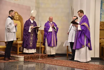 Mszy św. w Środę Popielcową na rozpoczęcie Wielkiego Postu w katedrze rzeszowskiej przewodniczył bp Jan Wątroba. Eucharystię koncelebrowali: ks. Łukasz Cyrnek, ks. Krzysztof Golas, ks. Krzysztof Gołąbek, ks. Sławomir Jeziorski, ks. Dominik Kiełb, ks. Jakub Nagi i ks. Nikodem Rybczyk.
Homilię wygłosił ks. Julian Wybraniec, wikariusz parafii katedralnej. Kaznodzieja w rozważaniu mówił o symbolice popiołu, którym w Środę Popielcową posypuje się głowy uczestników liturgii.
Po homilii odbył się obrzęd wybrania i wpisania imion do księgi katechumenów dwóch kobiet, które, jako dorosłe, przygotowują się do przyjęcia sakramentów inicjacji chrześcijańskiej.
Następnie odbył się obrzęd posypania popiołem.
Podczas Mszy św. posługę muzyczną pełniła Katedralna Schola Liturgiczna. Eucharystia była transmitowana przez Katolickie Radio VIA.
fot. ks. Jakub Oczkowicz