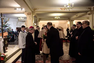 W liturgiczne święto św. Jana Apostoła i Ewangelisty, w katedrze rzeszowskiej duchowni i świeccy modlili się w intencji bp. Jana Wątroby. Eucharystię, której przewodniczył Solenizant, koncelebrowali: bp Kazimierz Górny, bp Edward Białogłowski oraz 56 księży.  fot. Dariusz Kamiński (https://fotografiarzeszow.com.pl)