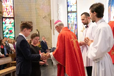 9 kwietnia w Katedrze 42 młodych osób z parafii katedralnej oraz 14 parafii Matki Bożej Częstochowskiej w Rzeszowie (Drabinianka) otrzymało sakrament bierzmowania, którego udzielił bp Jan Wątroba.
Przygotowania młodzieży trwały 2 lata, a odbywały się pod okiem ks. Krzysztofa, ks. Pawła, ks. Szczepana, s. Ewy oraz pani Agnieszki i obejmowały m.in. katechezy, spotkania formacyjne, a także przystąpienie do sakramentu pokuty. We wtorkowy wieczór kandydaci wraz ze swoimi świadkami, rodzicami, chrzestnymi czy też dziadkami zgromadzili się w Katedrze, by prosić o dary Ducha Świętego, umacniające w mężnym wyznawaniu wiary i postępowaniu według jej zasad.
Wszystkich zgromadzonych w świątyni przywitał ks. Krzysztof Gołąbek – proboszcz parafii katedralnej. Mszę Świętą koncelebrowali także ks. Tadeusz Pindara – proboszcz parafii Matki Bożej Częstochowskiej oraz kapłani posługujący w obydwu parafiach.
Następnie prośbę o udzielenie sakramentu bierzmowania zgromadzonym młodym oraz o modlitwę skierowali do Księdza Biskupa rodzice kandydatów.
W homilii bp Jan zachęcił młodych, aby w tym wyjątkowym dniu obrali Ducha Świętego za życiowego przewodnika towarzszącego im przy ważnych wyborach czy podchodzeniu do egzaminów – także tych życiowych. Wyjaśnił również znaczenie imienia Ducha Świętego – Paraklet – które tłumaczone z jęz. greckiego oznacza obrońcę, adwokata – nigdy prokuratora, nawet nie sędziego.
Będziecie moimi świadkami, gdy was umocni Duch Święty – mówi Pan Jezus. Niech nie będzie niedzieli i uroczystości bez udziału we Mszy Świętej – to jest moment dawania świadectwa. Właśnie przez zaangażowane, pełne uczestnictwo w najpiękniejszej modlitwie, jaką ma Kościół, czyli w Mszy Świętej, zdacie egzamin ze swojej dojrzałości chrześcijańskiej.
Na koniec celebrans odwołał się do obchodzonej poprzedniego dnia Uroczystości Zwiastowania Pańskiego i postawy Maryi wobec planu Bożego w Jej życiu oraz drogi, przez którą prowadził Ją Duch Święty. Podkreślił, że właśnie Maryja uczy, jak być uczennicą Ducha Świętego.
Po homilii miało miejsce odnowienie przyrzeczeń chrzcielnych. Następnie odbyła się najważniejsza część uroczystości – modlitwa Księdza Biskupa oraz namaszczenie krzyżmem każdego kandydata.
Sakrament bierzmowania jest koniecznym dopełnieniem sakramentu chrztu i wiąże się również z obraniem konkretnego patrona, którego życie i przymioty są wzorem dla młodego człowieka otrzymującego Ducha Świętego. Kandydat do bierzmowania ma więc okazję wybrać sobie świętego czy błogosławionego, którego droga do świętości najbardziej go zachwyciła. Może być to patron, którego imię nosi już od chrztu; może też wybrać sobie drugiego patrona. 
W związku z tym podczas namaszczenia krzyżmem biskup zwraca się do bierzmowanego nowo wybranym imieniem.
Po liturgii sakramentu bierzmowania miała miejsce modlitwa powszechna i liturgia eucharystyczna. Na koniec młodzi złożyli podziękowania Księdzu Biskupowi, Księżom Proboszczom oraz wszystkim, którzy poprzez swój wkład, posługę i zaangażowanie przyczynili się do przygotowania oraz przeżycia tej wyjątkowej uroczystości. Pamiątką było wspólne zdjęcie po zakończonej Mszy Świętej.
Posługę muzyczną w czasie uroczystości pełniła Katedralna Schola Liturgiczna pod dyrekcją ks. Juliana Wybrańca.

fot. Leszek Drzał
