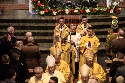 W liturgiczne święto św. Jana Apostoła i Ewangelisty, w katedrze rzeszowskiej duchowni i świeccy modlili się w intencji bp. Jana Wątroby. Eucharystię, której przewodniczył Solenizant, koncelebrowali: bp Kazimierz Górny, bp Edward Białogłowski oraz 56 księży.  fot. Dariusz Kamiński (https://fotografiarzeszow.com.pl)