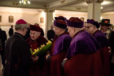 W liturgiczne święto św. Jana Apostoła i Ewangelisty, w katedrze rzeszowskiej duchowni i świeccy modlili się w intencji bp. Jana Wątroby. Eucharystię, której przewodniczył Solenizant, koncelebrowali: bp Kazimierz Górny, bp Edward Białogłowski oraz 56 księży.  fot. Dariusz Kamiński (https://fotografiarzeszow.com.pl)