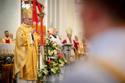 „Na swoje życie i swoje kapłaństwo trzeba popatrzeć w świetle Bożej miłości. Inaczej go nie pojmiemy ani my, ani ci, którzy będą na nas patrzeć” – mówił bp Jan Wątroba podczas Mszy św. z udzieleniem święceń prezbiteratu. 4 czerwca 2022 r. w kościele katedralnym jedenastu diakonów diecezji rzeszowskiej przyjęło sakrament kapłaństwa.
Do grona neoprezbiterów diecezji rzeszowskiej należą: ks. Sebastian Bełz z parafii w Nienadówce, ks. Krzysztof Lampart z parafii w Rudnej Wielkiej, ks. Mateusz Łachmanek z parafii w Lipinkach, ks. Karol Migut z parafii w Jasionce, ks. Marcin Murawski z parafii katedralnej w Rzeszowie, ks. Adrian Pazdan z parafii w Zagorzycach, ks. Tomasz Sienicki z parafii w Bieździedzy, ks. Dominik Świeboda z parafii w Palikówce, ks. Piotr Wąsacz z parafii bł. Władysława Findysza w Rzeszowie, ks. Mateusz Wojtuń z parafii w Święcanach oraz ks. Wiktor Zoła z parafii w Cieklinie.
Mszy św. przewodniczył i święceń udzielił bp Jan Wątroba. Eucharystię koncelebrowało około osiemdziesięciu księży, m.in: przełożeni Wyższego Seminarium Duchownego w Rzeszowie oraz proboszczowie i wikariusze z parafii rodzinnych neoprezbiterów. W Mszy św. uczestniczył abp Edward Nowak, bp Kazimierz Górny i bp Edward Białogłowski.
Zebranych w kościele katedralnym powitał ks. Krzysztof Gołąbek, proboszcz parafii.
W homilii bp Jan Wątroba nawiązał do słów z Ewangelii według św. Jana w których Chrystus tłumaczy co to znaczy być dobrym pasterzem. „Być kapłanem w Kościele Chrystusowym to znaczy mieć udział w Jego pasterskiej misji i stale upodabniać się do Dobrego Pasterza, który zna owce, karmi je, broni i jest gotów oddać życie dla ich dobra” – mówił hierarcha.
Po homilii odbył się obrzędy święceń: przyrzeczenie czci i posłuszeństwa Biskupowi Ordynariuszowi, Litania do Wszystkich Świętych podczas której kandydaci leżeli krzyżem, nałożenie rąk, modlitwa święceń oraz namaszczenie rąk krzyżmem i wręczenie chleba i wina. Podczas Liturgii Eucharystycznej nowo wyświęceni po raz pierwszy wyciągnęli dłonie nad chlebem i winem wypowiadając słowa konsekracji.
Na zakończenie Mszy św. ks. Tomasz Sienicki, podziękował w imieniu nowo wyświęconych wszystkim, którzy przyczynili się do przygotowania ich do kapłaństwa. Słowa wdzięczności, m.in. przełożonym Wyższego Seminarium Duchownego w Rzeszowie i rodzicom neoprezbiterów, wypowiedział bp Jan Wątroba. 
W drodze do zakrystii neoprezbiterzy zatrzymali się przy figurze Matki Bożej Fatimskiej zawierzając swoje kapłaństwo Matce Bożej.
W niedzielę, 5 czerwca, w Uroczystość Zesłania Ducha Świętego, neoprezbiterzy będą sprawować w swoich rodzinnych parafiach uroczyste Msze św. prymicyjne, a w najbliższych tygodniach otrzymają skierowania do parafii.

Fot. ks. Jakub Nagi oraz biala-wrona.pl
