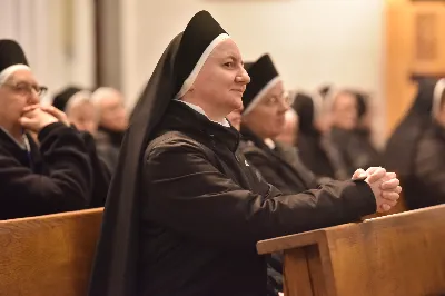 W Katedrze Rzeszowskiej odbyło się nabożeństwo Drogi Krzyżowej, której przewodniczył ks. Paweł Synoś, wikariusz biskupi ds. duchowieństwa. "Dziś sprowadź Mi dusze kapłańskie i zakonne, i zanurz je w niezgłębionym miłosierdziu Moim. One dały Mi moc przetrwania gorzkiej męki; przez nie, jak przez kanały, spływa na ludzkość miłosierdzie Moje." (Dzienniczek 1212) W modlitwie wraz z bp Janem Wątrobą uczestniczyły osoby życia konsekrowanego oraz prezbiterzy posługujący w Diecezji Rzeszowskiej. Nabożeństwo było ofiarowane w intencji wynagrodzenia za grzechy duchowieństwa i osób konsekrowanych, za dusze kapłanów i osób konsekrowanych cierpiące w czyśćcu oraz za tych, którzy odeszli od kapłaństwa i życia zakonnego. Fot. ks. Jakub Oczkowicz