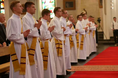 „Na swoje życie i swoje kapłaństwo trzeba popatrzeć w świetle Bożej miłości. Inaczej go nie pojmiemy ani my, ani ci, którzy będą na nas patrzeć” – mówił bp Jan Wątroba podczas Mszy św. z udzieleniem święceń prezbiteratu. 4 czerwca 2022 r. w kościele katedralnym jedenastu diakonów diecezji rzeszowskiej przyjęło sakrament kapłaństwa.
Do grona neoprezbiterów diecezji rzeszowskiej należą: ks. Sebastian Bełz z parafii w Nienadówce, ks. Krzysztof Lampart z parafii w Rudnej Wielkiej, ks. Mateusz Łachmanek z parafii w Lipinkach, ks. Karol Migut z parafii w Jasionce, ks. Marcin Murawski z parafii katedralnej w Rzeszowie, ks. Adrian Pazdan z parafii w Zagorzycach, ks. Tomasz Sienicki z parafii w Bieździedzy, ks. Dominik Świeboda z parafii w Palikówce, ks. Piotr Wąsacz z parafii bł. Władysława Findysza w Rzeszowie, ks. Mateusz Wojtuń z parafii w Święcanach oraz ks. Wiktor Zoła z parafii w Cieklinie.
Mszy św. przewodniczył i święceń udzielił bp Jan Wątroba. Eucharystię koncelebrowało około osiemdziesięciu księży, m.in: przełożeni Wyższego Seminarium Duchownego w Rzeszowie oraz proboszczowie i wikariusze z parafii rodzinnych neoprezbiterów. W Mszy św. uczestniczył abp Edward Nowak, bp Kazimierz Górny i bp Edward Białogłowski.
Zebranych w kościele katedralnym powitał ks. Krzysztof Gołąbek, proboszcz parafii.
W homilii bp Jan Wątroba nawiązał do słów z Ewangelii według św. Jana w których Chrystus tłumaczy co to znaczy być dobrym pasterzem. „Być kapłanem w Kościele Chrystusowym to znaczy mieć udział w Jego pasterskiej misji i stale upodabniać się do Dobrego Pasterza, który zna owce, karmi je, broni i jest gotów oddać życie dla ich dobra” – mówił hierarcha.
Po homilii odbył się obrzędy święceń: przyrzeczenie czci i posłuszeństwa Biskupowi Ordynariuszowi, Litania do Wszystkich Świętych podczas której kandydaci leżeli krzyżem, nałożenie rąk, modlitwa święceń oraz namaszczenie rąk krzyżmem i wręczenie chleba i wina. Podczas Liturgii Eucharystycznej nowo wyświęceni po raz pierwszy wyciągnęli dłonie nad chlebem i winem wypowiadając słowa konsekracji.
Na zakończenie Mszy św. ks. Tomasz Sienicki, podziękował w imieniu nowo wyświęconych wszystkim, którzy przyczynili się do przygotowania ich do kapłaństwa. Słowa wdzięczności, m.in. przełożonym Wyższego Seminarium Duchownego w Rzeszowie i rodzicom neoprezbiterów, wypowiedział bp Jan Wątroba. 
W drodze do zakrystii neoprezbiterzy zatrzymali się przy figurze Matki Bożej Fatimskiej zawierzając swoje kapłaństwo Matce Bożej.
W niedzielę, 5 czerwca, w Uroczystość Zesłania Ducha Świętego, neoprezbiterzy będą sprawować w swoich rodzinnych parafiach uroczyste Msze św. prymicyjne, a w najbliższych tygodniach otrzymają skierowania do parafii.

Fot. ks. Jakub Nagi oraz biala-wrona.pl
