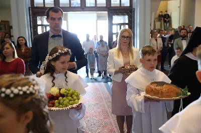 Maj to dla wielu najpiękniejszy miesiąc w roku. W liturgii Kościoła szczególnie wtedy czcimy Maryję oraz radujemy się ze Zmartwychwstania Pańskiego. W niedzielę 8 maja w naszej Katedrze dzieci z klas III doświadczyły równie wielkiej radości po raz pierwszy w pełni uczestnicząc we Mszy Świętej. To niezwykłe spotkanie z Chrystusem w Komunii Świętej zostało poprzedzone przygotowaniem poprzez katechezy w szkole i spotkania w parafii, a także spowiedzią. Poprzez niedzielne Eucharystie o godz. 12.00 i 13.30 celebrowane przez ks. Krzysztofa Gołąbka, proboszcza naszej Katedry, 88 dzieci rozpoczęło wielką przygodę z Jezusem ukrytym w Najświętszym Sakramencie. Towarzyszyli im rodzice, którzy wraz ze swoimi dziećmi przygotowywali się do tego wydarzenia, a także najbliższa rodzina. Posługę w liturgii Mszy Świętej pełniły dzieci pierwszokomunijne oraz ich rodzice.
Wielka radość serc dzieci komunijnych promieniowała na wszystkich uczestników Mszy Świętej i przypominała zebranym na liturgii, że spotkanie z Jezusem Eucharystycznym to przywilej i wielkie szczęście. Czas tej wielkiej radości został przedłużony przez „Biały Tydzień”, w którym dzieci uczestniczyły w wieczornej Eucharystii, przyjmując Jezusa do swoich serc. 

Wszystkim dzieciom, które w tym roku przeżywały swoją Pierwszą Komunię Świętą, życzymy, aby nie gasł w nich zapał do poznawania Jezusa i Jego nauki, a radość, jaka towarzyszyła tym dniom, była nieodłączną towarzyszką ich spotkań z Jezusem w Eucharystii. A s. Julicie i ks. Julianowi dziękujemy za serce włożone w przygotowanie dzieci do tego wielkiego wydarzenia.

fot. Paweł Styka