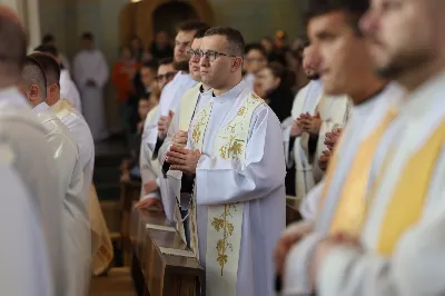 „Eucharystia powinna nas prowadzić do odkrycia kapłańskiej misji Ludu Bożego, kapłańskiej misji każdego z nas” – powiedział Biskup Rzeszowski podczas Mszy Wieczerzy Pańskiej, której przewodniczył w katedrze rzeszowskiej w Wielki Czwartek, 2 kwietnia 2026 r.
Podczas uroczystej liturgii Wielkiego Czwartku w katedrze rzeszowskiej, której przewodniczył bp Jan Wątroba, wierni zostali zaproszeni do refleksji nad tajemnicą Eucharystii, kapłaństwa oraz powołania całego Ludu Bożego do udziału w misji Chrystusa. Na zakończenie homilii biskup zachęcił do szczególnej modlitwy za kapłanów, zwłaszcza tych przeżywających trudności i kryzysy. „Panie Jezu, dobry pasterzu i towarzyszu wędrówki, dziś powierzamy Ci wszystkich kapłanów, ale zwłaszcza tych, którzy przechodzą chwilę kryzysu” – powiedział Biskup Rzeszowski. Wezwał także wspólnotę wiernych do troski o kapłanów poprzez modlitwę, życzliwość i wsparcie.
Wielkoczwartkowa liturgia w katedrze rzeszowskiej stała się nie tylko dziękczynieniem za dar Eucharystii i kapłaństwa, ale także wezwaniem do odnowienia świadomości odpowiedzialności każdego wiernego za życie Kościoła i świadectwo wiary w świecie. fot. ks. Jakub Oczkowicz
