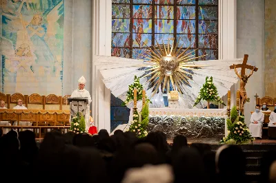 Mszy Świętej w święto Ofiarowania Pańskiego przewodniczył bp Jan Wątroba. W Eucharystii z okazji Dnia Życia Konsekrowanego uczestniczyli przedstawiciele sióstr i braci zakonnych, pustelnic, dziewic i wdów konsekrowanych oraz członków instytutów świeckich. Eucharystię koncelebrował ks. Stanisław Kamiński, wikariusz biskupi ds. zakonnych, a także 8 kapłanów. Homilię wygłosił bp Jan Wątroba. Śpiew podczas Mszy Świętej prowadziła Katedralna Schola Liturgiczna pod kierunkiem ks. Juliana Wybrańca przy akompaniamencie organowym Wiesława Siewierskiego. Fot. Paulina Lęcznar