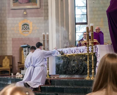 W V Niedzielę Wielkiego Postu, podczas Mszy Świętej o godz. 12:00, ks. Krzysztof Gołąbek – proboszcz naszej Katedry, przyjął do grona Liturgicznej Służby Ołtarza siedmiu nowych ministrantów. Po odpowiednim przygotowaniu, pod czujnym okiem ks. Pawła Wójcika oraz animatorów Adama i Miłosza, chłopcy otrzymali stopień ministranta choralisty – po raz pierwszy założyli kołnierzyki i otrzymali legitymacje ministranckie. To wyjątkowy moment i ogromna radość dla naszej wspólnoty! Podczas Mszy Świętej zaśpiewała Dziewczęca Schola Katedralna. Serdecznie gratulujemy chłopcom odwagi oraz życzymy wytrwałości w tej pięknej służbie przy Ołtarzu Pana Jezusa. Jeśli chcesz dołączyć do grona ministrantów – serdecznie zapraszamy! Zainteresowanych prosimy o kontakt z ks. Pawłem Wójcikiem.
fot. Antoni Ważny