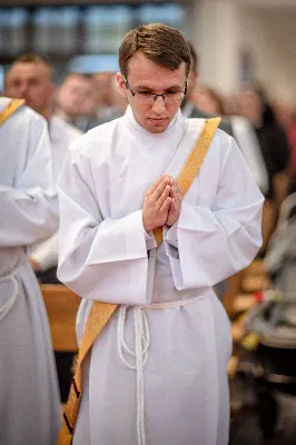 „Na swoje życie i swoje kapłaństwo trzeba popatrzeć w świetle Bożej miłości. Inaczej go nie pojmiemy ani my, ani ci, którzy będą na nas patrzeć” – mówił bp Jan Wątroba podczas Mszy św. z udzieleniem święceń prezbiteratu. 4 czerwca 2022 r. w kościele katedralnym jedenastu diakonów diecezji rzeszowskiej przyjęło sakrament kapłaństwa.
Do grona neoprezbiterów diecezji rzeszowskiej należą: ks. Sebastian Bełz z parafii w Nienadówce, ks. Krzysztof Lampart z parafii w Rudnej Wielkiej, ks. Mateusz Łachmanek z parafii w Lipinkach, ks. Karol Migut z parafii w Jasionce, ks. Marcin Murawski z parafii katedralnej w Rzeszowie, ks. Adrian Pazdan z parafii w Zagorzycach, ks. Tomasz Sienicki z parafii w Bieździedzy, ks. Dominik Świeboda z parafii w Palikówce, ks. Piotr Wąsacz z parafii bł. Władysława Findysza w Rzeszowie, ks. Mateusz Wojtuń z parafii w Święcanach oraz ks. Wiktor Zoła z parafii w Cieklinie.
Mszy św. przewodniczył i święceń udzielił bp Jan Wątroba. Eucharystię koncelebrowało około osiemdziesięciu księży, m.in: przełożeni Wyższego Seminarium Duchownego w Rzeszowie oraz proboszczowie i wikariusze z parafii rodzinnych neoprezbiterów. W Mszy św. uczestniczył abp Edward Nowak, bp Kazimierz Górny i bp Edward Białogłowski.
Zebranych w kościele katedralnym powitał ks. Krzysztof Gołąbek, proboszcz parafii.
W homilii bp Jan Wątroba nawiązał do słów z Ewangelii według św. Jana w których Chrystus tłumaczy co to znaczy być dobrym pasterzem. „Być kapłanem w Kościele Chrystusowym to znaczy mieć udział w Jego pasterskiej misji i stale upodabniać się do Dobrego Pasterza, który zna owce, karmi je, broni i jest gotów oddać życie dla ich dobra” – mówił hierarcha.
Po homilii odbył się obrzędy święceń: przyrzeczenie czci i posłuszeństwa Biskupowi Ordynariuszowi, Litania do Wszystkich Świętych podczas której kandydaci leżeli krzyżem, nałożenie rąk, modlitwa święceń oraz namaszczenie rąk krzyżmem i wręczenie chleba i wina. Podczas Liturgii Eucharystycznej nowo wyświęceni po raz pierwszy wyciągnęli dłonie nad chlebem i winem wypowiadając słowa konsekracji.
Na zakończenie Mszy św. ks. Tomasz Sienicki, podziękował w imieniu nowo wyświęconych wszystkim, którzy przyczynili się do przygotowania ich do kapłaństwa. Słowa wdzięczności, m.in. przełożonym Wyższego Seminarium Duchownego w Rzeszowie i rodzicom neoprezbiterów, wypowiedział bp Jan Wątroba. 
W drodze do zakrystii neoprezbiterzy zatrzymali się przy figurze Matki Bożej Fatimskiej zawierzając swoje kapłaństwo Matce Bożej.
W niedzielę, 5 czerwca, w Uroczystość Zesłania Ducha Świętego, neoprezbiterzy będą sprawować w swoich rodzinnych parafiach uroczyste Msze św. prymicyjne, a w najbliższych tygodniach otrzymają skierowania do parafii.

Fot. ks. Jakub Nagi oraz biala-wrona.pl
