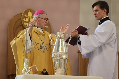 „Eucharystia powinna nas prowadzić do odkrycia kapłańskiej misji Ludu Bożego, kapłańskiej misji każdego z nas” – powiedział Biskup Rzeszowski podczas Mszy Wieczerzy Pańskiej, której przewodniczył w katedrze rzeszowskiej w Wielki Czwartek, 2 kwietnia 2026 r.
Podczas uroczystej liturgii Wielkiego Czwartku w katedrze rzeszowskiej, której przewodniczył bp Jan Wątroba, wierni zostali zaproszeni do refleksji nad tajemnicą Eucharystii, kapłaństwa oraz powołania całego Ludu Bożego do udziału w misji Chrystusa. Na zakończenie homilii biskup zachęcił do szczególnej modlitwy za kapłanów, zwłaszcza tych przeżywających trudności i kryzysy. „Panie Jezu, dobry pasterzu i towarzyszu wędrówki, dziś powierzamy Ci wszystkich kapłanów, ale zwłaszcza tych, którzy przechodzą chwilę kryzysu” – powiedział Biskup Rzeszowski. Wezwał także wspólnotę wiernych do troski o kapłanów poprzez modlitwę, życzliwość i wsparcie.
Wielkoczwartkowa liturgia w katedrze rzeszowskiej stała się nie tylko dziękczynieniem za dar Eucharystii i kapłaństwa, ale także wezwaniem do odnowienia świadomości odpowiedzialności każdego wiernego za życie Kościoła i świadectwo wiary w świecie. fot. ks. Jakub Oczkowicz