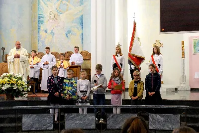 We wtorek 16.10.2018 r. uczniowie Szkoły Podstawowej nr 23 wraz z Dyrekcją i Nauczycielami świętowali Dzień Patrona Szkoły - św. Jana Pawła II. Uroczystości rozpoczęła Msza Święta pod przewodnictwem ks. inf. Stanisława Maca, który także wygłosił homilię, wspominając swoje osobiste doświadczenia ze św. Janem Pawłem II. Po Mszy Świętej uczniowie SP nr 23 zaprezentowali montaż słowno-muzyczny, przygotowany przez s. Karolę, o pielgrzymkach św. Jana Pawła II do Polski. Program ubogacił piękny występ zespołu Sweet Voices, którym dyryguje pani Justyna Szela-Adamska. Na koniec zostały wręczone nagrody dla laureatów konkursów związanych z naszym Patronem oraz nagrody Dyrektora Szkoły dla katechetów: s. Karoli i ks. Juliana. Święty Janie Pawle II - módl się za nami! fot. Kasia Ula Franiszyn-Luciano 