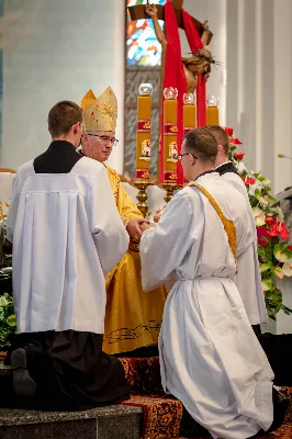 „Na swoje życie i swoje kapłaństwo trzeba popatrzeć w świetle Bożej miłości. Inaczej go nie pojmiemy ani my, ani ci, którzy będą na nas patrzeć” – mówił bp Jan Wątroba podczas Mszy św. z udzieleniem święceń prezbiteratu. 4 czerwca 2022 r. w kościele katedralnym jedenastu diakonów diecezji rzeszowskiej przyjęło sakrament kapłaństwa.
Do grona neoprezbiterów diecezji rzeszowskiej należą: ks. Sebastian Bełz z parafii w Nienadówce, ks. Krzysztof Lampart z parafii w Rudnej Wielkiej, ks. Mateusz Łachmanek z parafii w Lipinkach, ks. Karol Migut z parafii w Jasionce, ks. Marcin Murawski z parafii katedralnej w Rzeszowie, ks. Adrian Pazdan z parafii w Zagorzycach, ks. Tomasz Sienicki z parafii w Bieździedzy, ks. Dominik Świeboda z parafii w Palikówce, ks. Piotr Wąsacz z parafii bł. Władysława Findysza w Rzeszowie, ks. Mateusz Wojtuń z parafii w Święcanach oraz ks. Wiktor Zoła z parafii w Cieklinie.
Mszy św. przewodniczył i święceń udzielił bp Jan Wątroba. Eucharystię koncelebrowało około osiemdziesięciu księży, m.in: przełożeni Wyższego Seminarium Duchownego w Rzeszowie oraz proboszczowie i wikariusze z parafii rodzinnych neoprezbiterów. W Mszy św. uczestniczył abp Edward Nowak, bp Kazimierz Górny i bp Edward Białogłowski.
Zebranych w kościele katedralnym powitał ks. Krzysztof Gołąbek, proboszcz parafii.
W homilii bp Jan Wątroba nawiązał do słów z Ewangelii według św. Jana w których Chrystus tłumaczy co to znaczy być dobrym pasterzem. „Być kapłanem w Kościele Chrystusowym to znaczy mieć udział w Jego pasterskiej misji i stale upodabniać się do Dobrego Pasterza, który zna owce, karmi je, broni i jest gotów oddać życie dla ich dobra” – mówił hierarcha.
Po homilii odbył się obrzędy święceń: przyrzeczenie czci i posłuszeństwa Biskupowi Ordynariuszowi, Litania do Wszystkich Świętych podczas której kandydaci leżeli krzyżem, nałożenie rąk, modlitwa święceń oraz namaszczenie rąk krzyżmem i wręczenie chleba i wina. Podczas Liturgii Eucharystycznej nowo wyświęceni po raz pierwszy wyciągnęli dłonie nad chlebem i winem wypowiadając słowa konsekracji.
Na zakończenie Mszy św. ks. Tomasz Sienicki, podziękował w imieniu nowo wyświęconych wszystkim, którzy przyczynili się do przygotowania ich do kapłaństwa. Słowa wdzięczności, m.in. przełożonym Wyższego Seminarium Duchownego w Rzeszowie i rodzicom neoprezbiterów, wypowiedział bp Jan Wątroba. 
W drodze do zakrystii neoprezbiterzy zatrzymali się przy figurze Matki Bożej Fatimskiej zawierzając swoje kapłaństwo Matce Bożej.
W niedzielę, 5 czerwca, w Uroczystość Zesłania Ducha Świętego, neoprezbiterzy będą sprawować w swoich rodzinnych parafiach uroczyste Msze św. prymicyjne, a w najbliższych tygodniach otrzymają skierowania do parafii.

Fot. ks. Jakub Nagi oraz biala-wrona.pl
