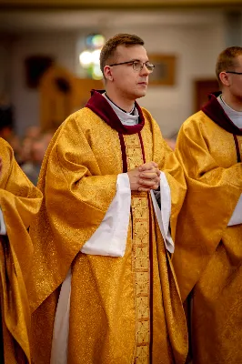 „Na swoje życie i swoje kapłaństwo trzeba popatrzeć w świetle Bożej miłości. Inaczej go nie pojmiemy ani my, ani ci, którzy będą na nas patrzeć” – mówił bp Jan Wątroba podczas Mszy św. z udzieleniem święceń prezbiteratu. 4 czerwca 2022 r. w kościele katedralnym jedenastu diakonów diecezji rzeszowskiej przyjęło sakrament kapłaństwa.
Do grona neoprezbiterów diecezji rzeszowskiej należą: ks. Sebastian Bełz z parafii w Nienadówce, ks. Krzysztof Lampart z parafii w Rudnej Wielkiej, ks. Mateusz Łachmanek z parafii w Lipinkach, ks. Karol Migut z parafii w Jasionce, ks. Marcin Murawski z parafii katedralnej w Rzeszowie, ks. Adrian Pazdan z parafii w Zagorzycach, ks. Tomasz Sienicki z parafii w Bieździedzy, ks. Dominik Świeboda z parafii w Palikówce, ks. Piotr Wąsacz z parafii bł. Władysława Findysza w Rzeszowie, ks. Mateusz Wojtuń z parafii w Święcanach oraz ks. Wiktor Zoła z parafii w Cieklinie.
Mszy św. przewodniczył i święceń udzielił bp Jan Wątroba. Eucharystię koncelebrowało około osiemdziesięciu księży, m.in: przełożeni Wyższego Seminarium Duchownego w Rzeszowie oraz proboszczowie i wikariusze z parafii rodzinnych neoprezbiterów. W Mszy św. uczestniczył abp Edward Nowak, bp Kazimierz Górny i bp Edward Białogłowski.
Zebranych w kościele katedralnym powitał ks. Krzysztof Gołąbek, proboszcz parafii.
W homilii bp Jan Wątroba nawiązał do słów z Ewangelii według św. Jana w których Chrystus tłumaczy co to znaczy być dobrym pasterzem. „Być kapłanem w Kościele Chrystusowym to znaczy mieć udział w Jego pasterskiej misji i stale upodabniać się do Dobrego Pasterza, który zna owce, karmi je, broni i jest gotów oddać życie dla ich dobra” – mówił hierarcha.
Po homilii odbył się obrzędy święceń: przyrzeczenie czci i posłuszeństwa Biskupowi Ordynariuszowi, Litania do Wszystkich Świętych podczas której kandydaci leżeli krzyżem, nałożenie rąk, modlitwa święceń oraz namaszczenie rąk krzyżmem i wręczenie chleba i wina. Podczas Liturgii Eucharystycznej nowo wyświęceni po raz pierwszy wyciągnęli dłonie nad chlebem i winem wypowiadając słowa konsekracji.
Na zakończenie Mszy św. ks. Tomasz Sienicki, podziękował w imieniu nowo wyświęconych wszystkim, którzy przyczynili się do przygotowania ich do kapłaństwa. Słowa wdzięczności, m.in. przełożonym Wyższego Seminarium Duchownego w Rzeszowie i rodzicom neoprezbiterów, wypowiedział bp Jan Wątroba. 
W drodze do zakrystii neoprezbiterzy zatrzymali się przy figurze Matki Bożej Fatimskiej zawierzając swoje kapłaństwo Matce Bożej.
W niedzielę, 5 czerwca, w Uroczystość Zesłania Ducha Świętego, neoprezbiterzy będą sprawować w swoich rodzinnych parafiach uroczyste Msze św. prymicyjne, a w najbliższych tygodniach otrzymają skierowania do parafii.

Fot. ks. Jakub Nagi oraz biala-wrona.pl
