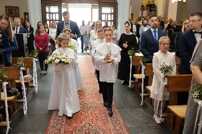 Maj to dla wielu najpiękniejszy miesiąc w roku. W liturgii Kościoła szczególnie wtedy czcimy Maryję oraz radujemy się ze Zmartwychwstania Pańskiego. W niedzielę 8 maja w naszej Katedrze dzieci z klas III doświadczyły równie wielkiej radości po raz pierwszy w pełni uczestnicząc we Mszy Świętej. To niezwykłe spotkanie z Chrystusem w Komunii Świętej zostało poprzedzone przygotowaniem poprzez katechezy w szkole i spotkania w parafii, a także spowiedzią. Poprzez niedzielne Eucharystie o godz. 12.00 i 13.30 celebrowane przez ks. Krzysztofa Gołąbka, proboszcza naszej Katedry, 88 dzieci rozpoczęło wielką przygodę z Jezusem ukrytym w Najświętszym Sakramencie. Towarzyszyli im rodzice, którzy wraz ze swoimi dziećmi przygotowywali się do tego wydarzenia, a także najbliższa rodzina. Posługę w liturgii Mszy Świętej pełniły dzieci pierwszokomunijne oraz ich rodzice.
Wielka radość serc dzieci komunijnych promieniowała na wszystkich uczestników Mszy Świętej i przypominała zebranym na liturgii, że spotkanie z Jezusem Eucharystycznym to przywilej i wielkie szczęście. Czas tej wielkiej radości został przedłużony przez „Biały Tydzień”, w którym dzieci uczestniczyły w wieczornej Eucharystii, przyjmując Jezusa do swoich serc. 

Wszystkim dzieciom, które w tym roku przeżywały swoją Pierwszą Komunię Świętą, życzymy, aby nie gasł w nich zapał do poznawania Jezusa i Jego nauki, a radość, jaka towarzyszyła tym dniom, była nieodłączną towarzyszką ich spotkań z Jezusem w Eucharystii. A s. Julicie i ks. Julianowi dziękujemy za serce włożone w przygotowanie dzieci do tego wielkiego wydarzenia.

fot. Paweł Styka