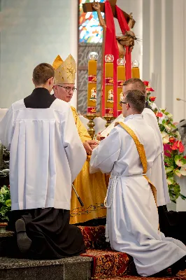 „Na swoje życie i swoje kapłaństwo trzeba popatrzeć w świetle Bożej miłości. Inaczej go nie pojmiemy ani my, ani ci, którzy będą na nas patrzeć” – mówił bp Jan Wątroba podczas Mszy św. z udzieleniem święceń prezbiteratu. 4 czerwca 2022 r. w kościele katedralnym jedenastu diakonów diecezji rzeszowskiej przyjęło sakrament kapłaństwa.
Do grona neoprezbiterów diecezji rzeszowskiej należą: ks. Sebastian Bełz z parafii w Nienadówce, ks. Krzysztof Lampart z parafii w Rudnej Wielkiej, ks. Mateusz Łachmanek z parafii w Lipinkach, ks. Karol Migut z parafii w Jasionce, ks. Marcin Murawski z parafii katedralnej w Rzeszowie, ks. Adrian Pazdan z parafii w Zagorzycach, ks. Tomasz Sienicki z parafii w Bieździedzy, ks. Dominik Świeboda z parafii w Palikówce, ks. Piotr Wąsacz z parafii bł. Władysława Findysza w Rzeszowie, ks. Mateusz Wojtuń z parafii w Święcanach oraz ks. Wiktor Zoła z parafii w Cieklinie.
Mszy św. przewodniczył i święceń udzielił bp Jan Wątroba. Eucharystię koncelebrowało około osiemdziesięciu księży, m.in: przełożeni Wyższego Seminarium Duchownego w Rzeszowie oraz proboszczowie i wikariusze z parafii rodzinnych neoprezbiterów. W Mszy św. uczestniczył abp Edward Nowak, bp Kazimierz Górny i bp Edward Białogłowski.
Zebranych w kościele katedralnym powitał ks. Krzysztof Gołąbek, proboszcz parafii.
W homilii bp Jan Wątroba nawiązał do słów z Ewangelii według św. Jana w których Chrystus tłumaczy co to znaczy być dobrym pasterzem. „Być kapłanem w Kościele Chrystusowym to znaczy mieć udział w Jego pasterskiej misji i stale upodabniać się do Dobrego Pasterza, który zna owce, karmi je, broni i jest gotów oddać życie dla ich dobra” – mówił hierarcha.
Po homilii odbył się obrzędy święceń: przyrzeczenie czci i posłuszeństwa Biskupowi Ordynariuszowi, Litania do Wszystkich Świętych podczas której kandydaci leżeli krzyżem, nałożenie rąk, modlitwa święceń oraz namaszczenie rąk krzyżmem i wręczenie chleba i wina. Podczas Liturgii Eucharystycznej nowo wyświęceni po raz pierwszy wyciągnęli dłonie nad chlebem i winem wypowiadając słowa konsekracji.
Na zakończenie Mszy św. ks. Tomasz Sienicki, podziękował w imieniu nowo wyświęconych wszystkim, którzy przyczynili się do przygotowania ich do kapłaństwa. Słowa wdzięczności, m.in. przełożonym Wyższego Seminarium Duchownego w Rzeszowie i rodzicom neoprezbiterów, wypowiedział bp Jan Wątroba. 
W drodze do zakrystii neoprezbiterzy zatrzymali się przy figurze Matki Bożej Fatimskiej zawierzając swoje kapłaństwo Matce Bożej.
W niedzielę, 5 czerwca, w Uroczystość Zesłania Ducha Świętego, neoprezbiterzy będą sprawować w swoich rodzinnych parafiach uroczyste Msze św. prymicyjne, a w najbliższych tygodniach otrzymają skierowania do parafii.

Fot. ks. Jakub Nagi oraz biala-wrona.pl
