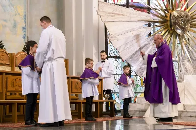 W IV Niedzielę Adwentu (19 grudnia) 3 chłopców (Oliwier, Sebastian i Dawid) podczas Mszy Świętej o godz. 12.00 zostało przyjętych przez ks. Krzysztofa Gołąbka – proboszcza naszej Katedry – do grona Liturgicznej Służby Ołtarza. Po rocznej formacji i odpowiednim przygotowaniu przez ks. Pawła Wójcika i ceremoniarza Rafała Waszczaka doczekali się tego wyjątkowego dnia, w którym mogli nałożyć kołnierzyki oraz otrzymać legitymacje ministranckie z ukończonym pierwszym stopniem choralisty. Cieszymy się, że powiększyło się grono LSO i jednocześnie zachęcamy innych młodych chłopców do służby przy ołtarzu. Fot. Joanna Prasoł