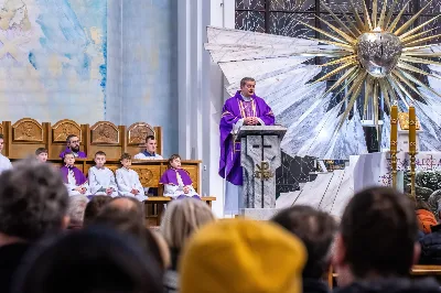 W Środę Popielcową (14 lutego) biskup Jan Wątroba odprawił w katedrze rzeszowskiej Mszę Świętą na rozpoczęcie Wielkiego Postu. Homilię wygłosił ks. dr Paweł Koleśnikowicz, który prowadzi rekolekcje wielkopostne w parafii katedralnej. Podczas Eucharystii odbył się obrzęd posypania głów popiołem. Śpiew podczas liturgii prowadziła Katedralna Schola Liturgiczna. Liturgia była transmitowana przez Radio VIA. fot. Joanna Prasoł