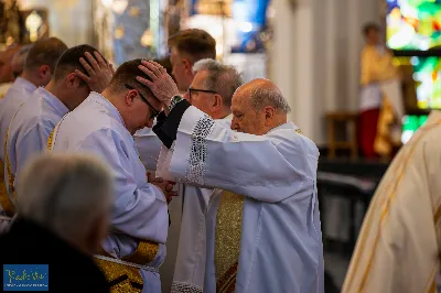 27 maja 2023 r. w Katedrze Rzeszowskiej sześciu diakonów naszej diecezji przyjęło sakrament kapłaństwa.
Do grona neoprezbiterów diecezji rzeszowskiej należą: ks. Mikołaj Czurczak z parafii pw. Znalezienia Krzyża Świętego w Niebylcu, ks. Sebastian Drzał z parafii pw. Miłosierdzia Bożego w Łukawcu, ks. Damian Knapik z parafii pw. Najświętszego Serca Pana Jezusa w Pagorzynie, ks. Michał Mycek z parafii pw. Narodzenia Najświętszej Maryi Panny w Sędziszowie Małopolskim, ks. Jakub Ochoński z parafii pw. Św. Michała Archanioła w Rzeszowie, ks. Rafał Szpunar z parafii pw. Św. Stanisława Kostki w Jasionce.
Mszy św. przewodniczył i święceń udzielił biskup Jan Wątroba. Eucharystię koncelebrowało około 70 księży, m.in: przełożeni Wyższego Seminarium Duchownego w Rzeszowie oraz proboszczowie i wikariusze z parafii rodzinnych neoprezbiterów. W Eucharystii uczestniczył arcybiskup Edward Nowak, biskup Kazimierz Górny i biskup Edward Białogłowski.
W niedzielę, 28 maja, w Uroczystość Zesłania Ducha Świętego, neoprezbiterzy będą sprawować w swoich rodzinnych parafiach uroczyste Msze św. prymicyjne, a w najbliższych tygodniach otrzymają skierowania do parafii. 
fot. Piotr Szorc