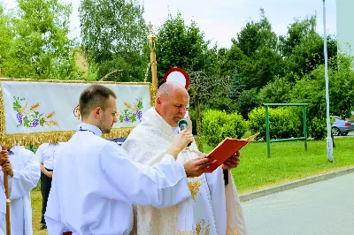 W czwartek w Uroczystość Najświętszego Ciała i Krwi Pańskiej (Boże Ciało) Msza Święta parafialna o godz. 12.00 była sprawowana na osiedlu Drabinianka na placu zieleni między ul. Graniczną i Zieloną. Dziękujemy parafianom za zaangażowanie i pomoc w przygotowaniu ołtarzy: - Ołtarz Mszy Świętej - Spółdzielnia Mieszkaniowa Metalowiec i mieszkańcy ul. Zielonej. - I ołtarz przy kapliczce Matki Bożej Fatimskiej – mieszkańcy bloku ul. Cicha 9. - II ołtarz przy Akademikach – mieszkańcy bloków ul. Cicha 3 i 7. - III ołtarz przed „Energetykiem” mieszkańcy bloku Kwiatkowskiego 5. - IV ołtarz obok bloków ul. Graniczna 4a i 4b – mieszkańcy tychże bloków.  fot. Andrzej Kotowicz